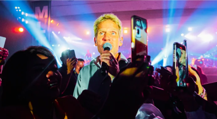 MICHAEL LEARNS TO ROCK LIVE IN MAKASAR